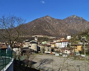 22 Salendo la stradetta asfaltata vista sulla Chiesa , il campo sportivo di Ambria e verso lo Zucco 